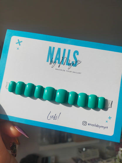 SINGLE COLOR GREEN Press on Nails from Nails by Myrt 1